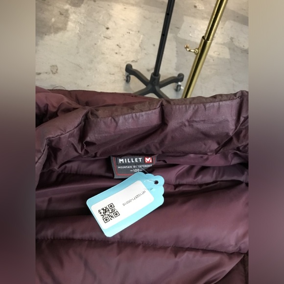 Women's Burgundy Puffer Jacket [USED] - Picture 3 of 3